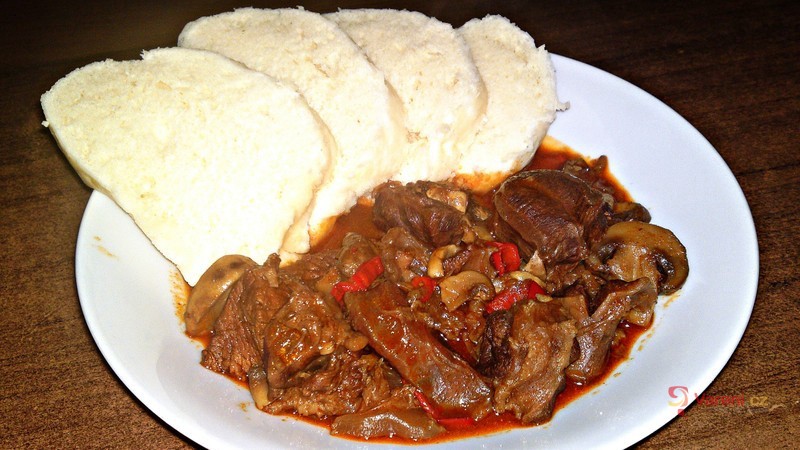 Pikantní hovězí guláš se žampiony, kapií a uzenou slaninou - fotografie 2