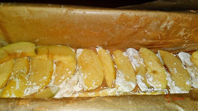 Turecký nekynutý jablkový koláč - fotografie 4