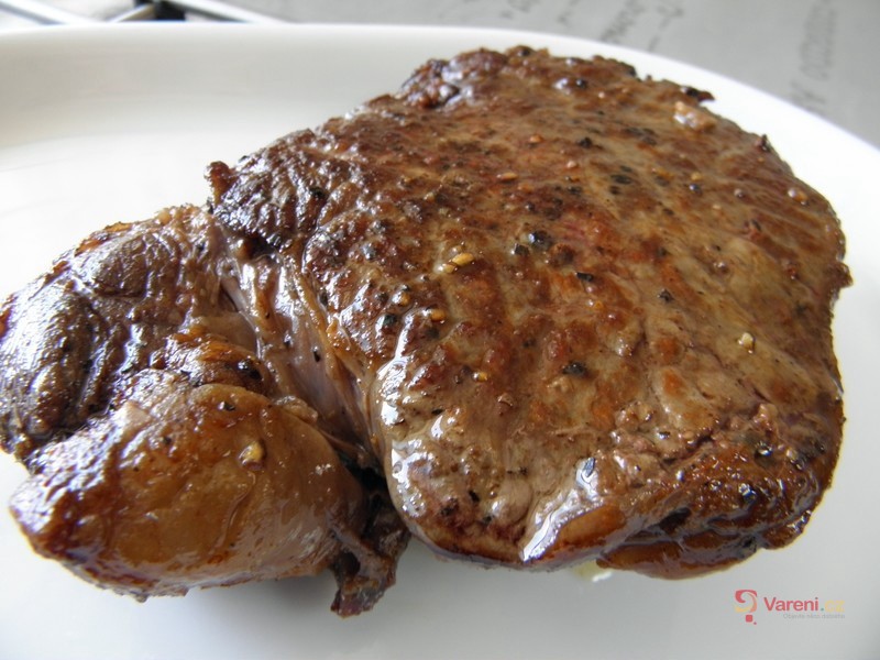 Rib eye steak s chřestem, holandskou omáčkou a pečeným bramborem