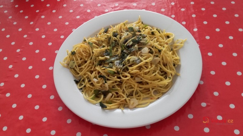 Špagety s česnekem a petrželkou - fotografie 3