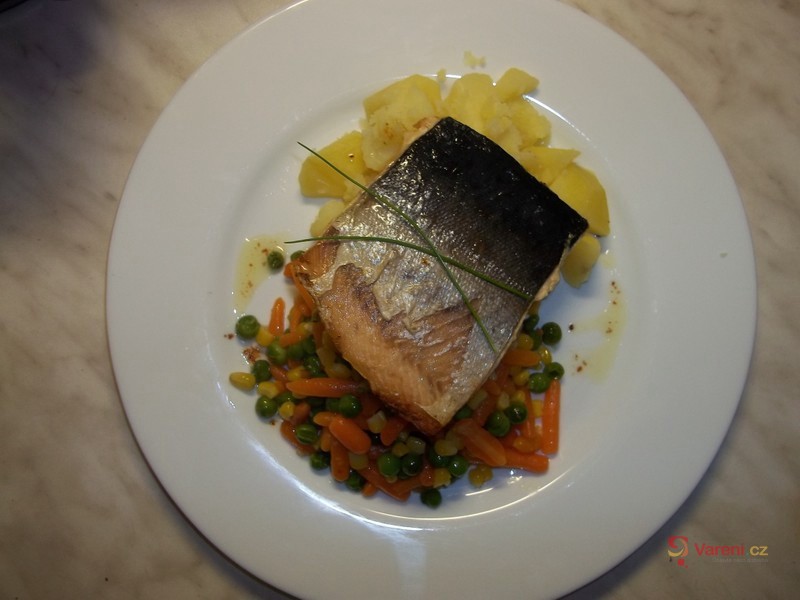 Divoký losos pečený v troubě s máslovou zeleninou a vařeným bramborem - fotografie 2