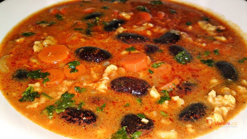 Fazolová polévka s uzeným vývarem a domácí tarhoňou - fotografie 2