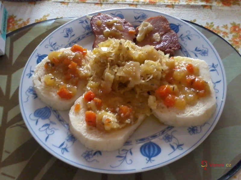 Uzené koleno s knedlíky a se zelím - fotografie 2