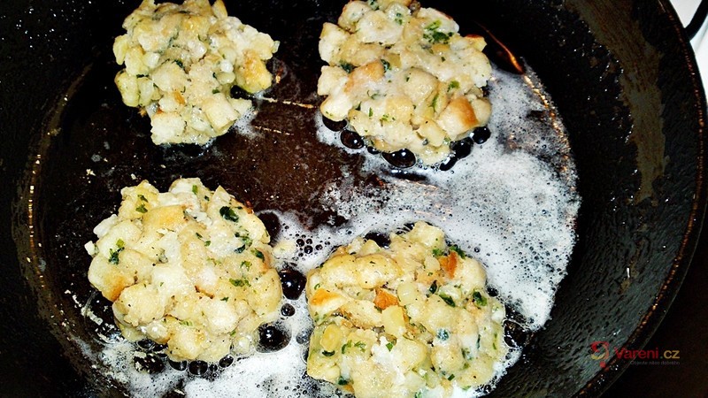 Kaspressknödeln - rakouské sýrovo - žemlové knedlíčky - fotografie 5