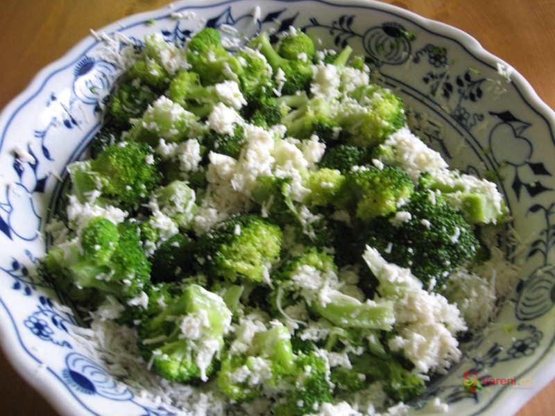 Salát z brokolice sypaný sýrem
