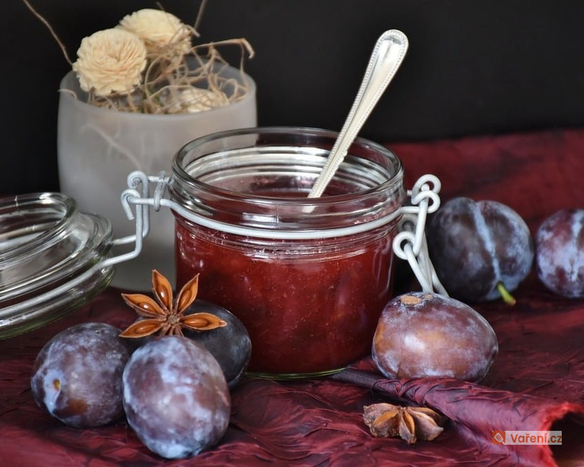 Oskerušová marmeláda se švestkami