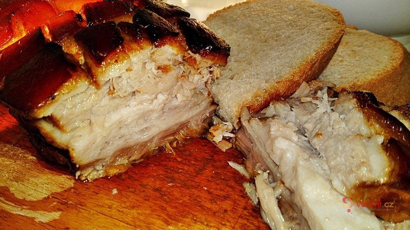 Pečený bůček Momofuku marinovaný v suché marinádě - fotografie 5