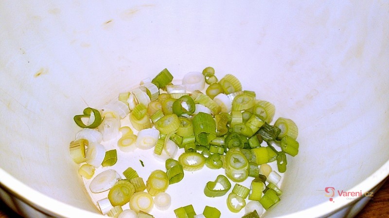 Pomazánka z uzených šprotů s jarní cibulkou - fotografie 2