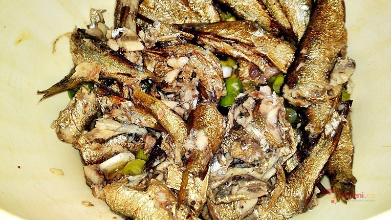 Pomazánka z uzených šprotů s jarní cibulkou - fotografie 3