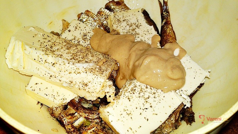 Pomazánka z uzených šprotů s jarní cibulkou - fotografie 4