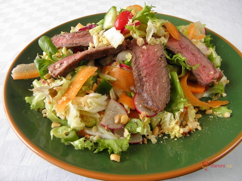 Pestrý salát s hovězím masem - fotografie 3