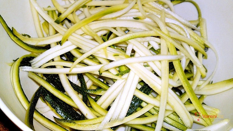 Raw špagety z cukety a mrkve jako salát - fotografie 3