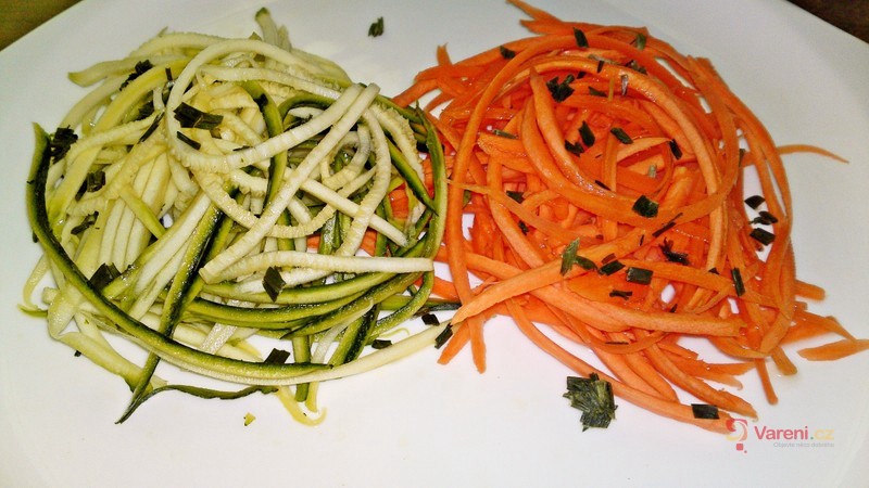 Raw špagety z cukety a mrkve jako salát - fotografie 5