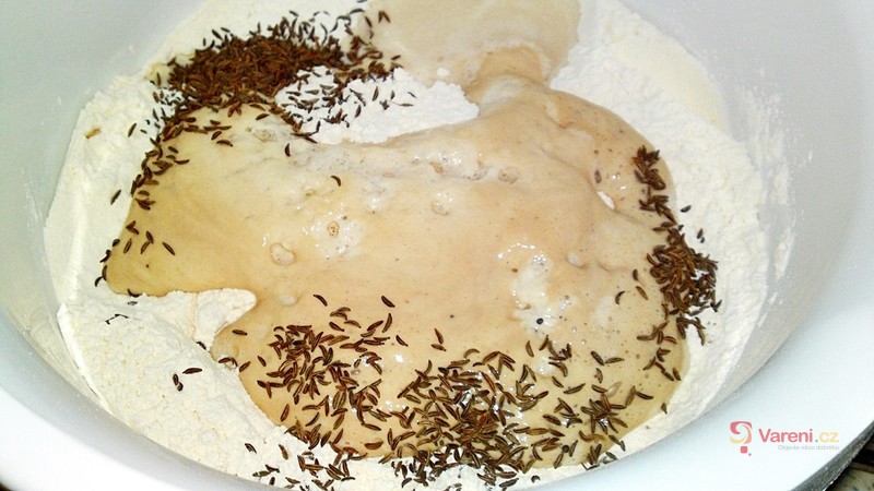 Můj první ošatkový domácí bílý bramborový kmínový chléb - fotografie 2