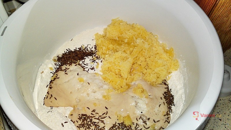 Můj první ošatkový domácí bílý bramborový kmínový chléb - fotografie 3