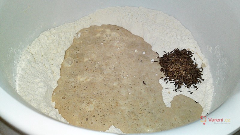 Pšenično-žitný kváskový ošatkový chléb s kombinovaným kynutím - fotografie 2