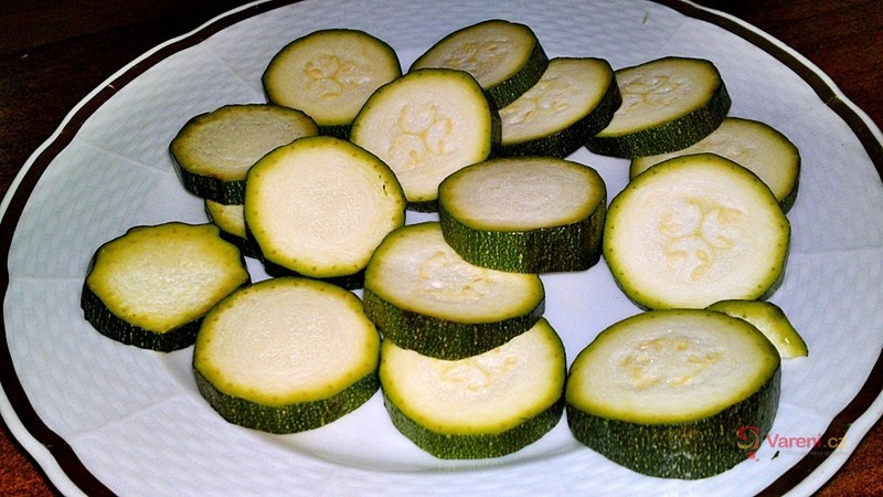 Cuketa pod peřinkou ze sýrovo-smetanového těstíčka - fotografie 2