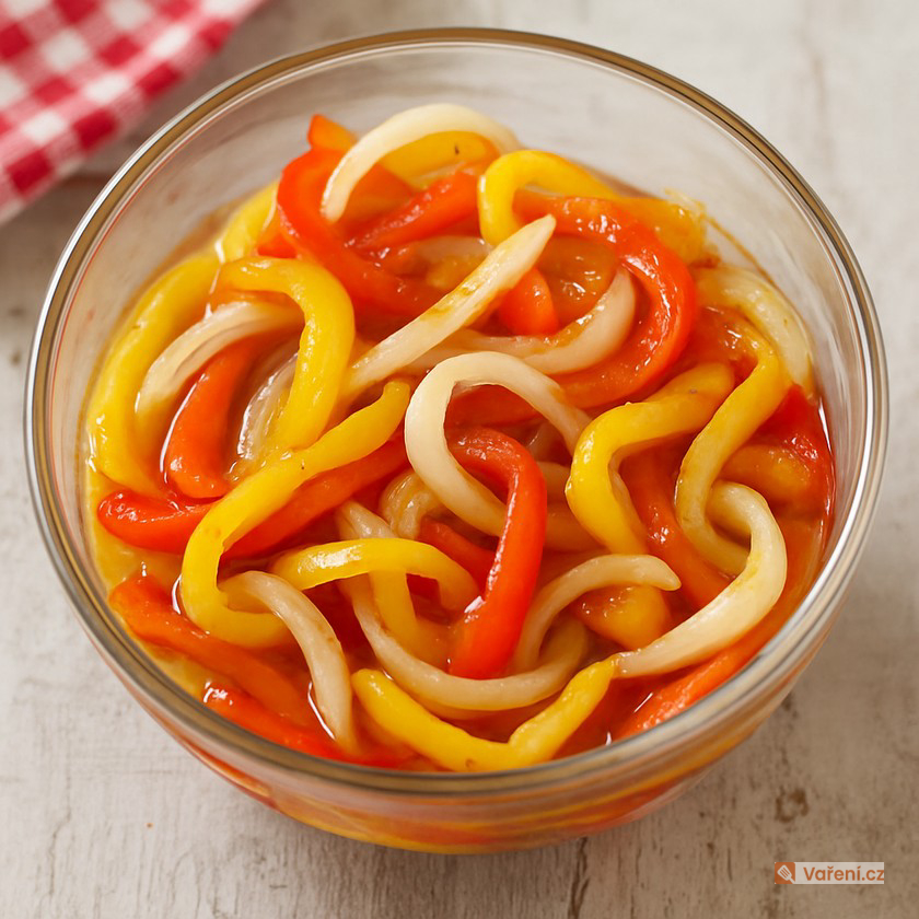 Jednoduchý paprikový salát s cibulí