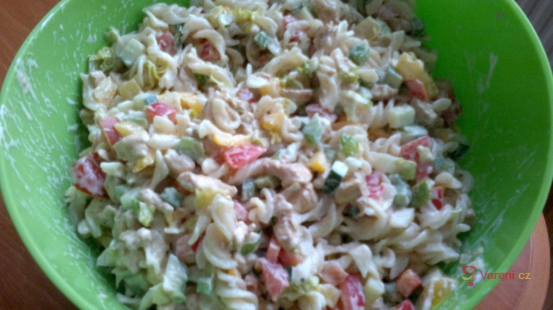 Těstovinový salát se zeleninou a kuřecím masem - fotografie 2