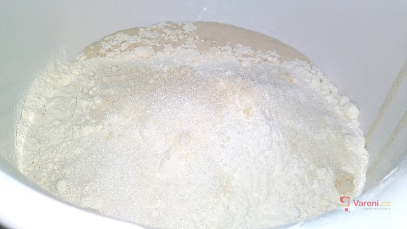 Domácí bílý ošatkový kváskový chléb - fotografie 3