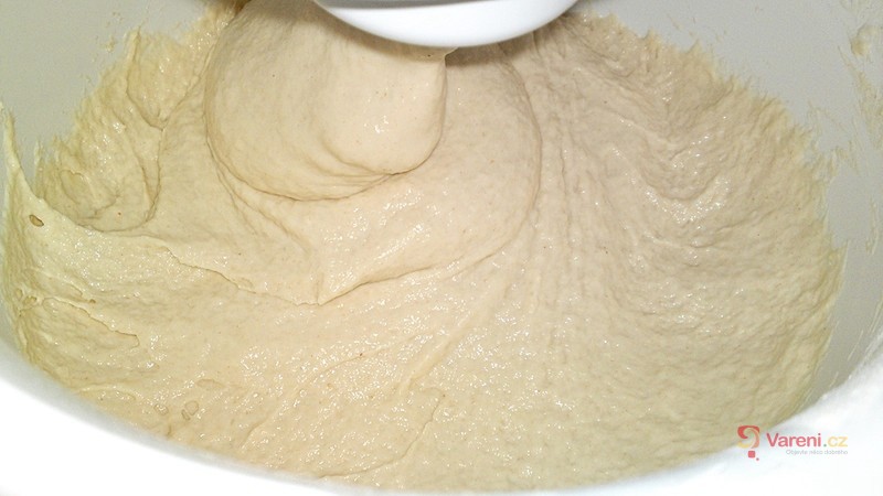 Domácí bílý ošatkový kváskový chléb - fotografie 5