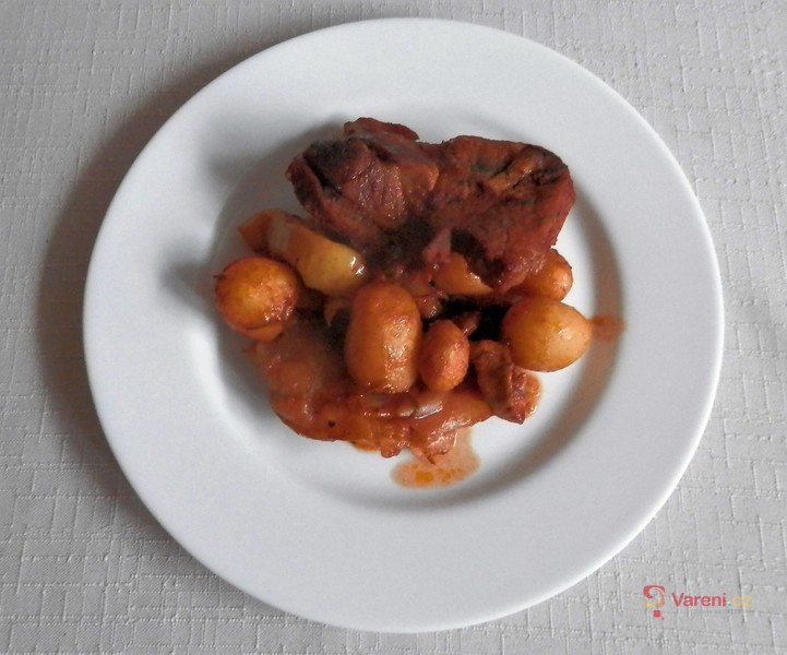 Voňavé brambory se šťavnatou krkovičkou - fotografie 2