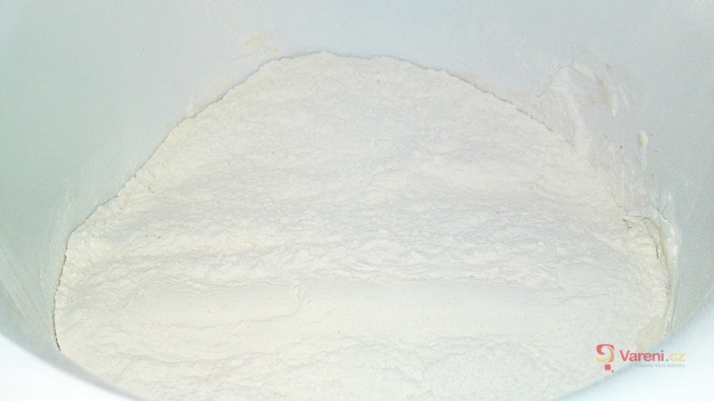 Bílý ošatkový kváskový chléb z podmáslí - fotografie 4