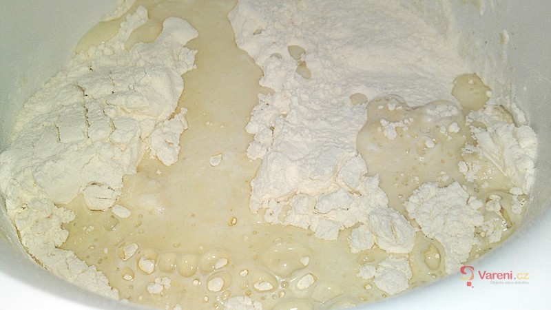 Bílý ošatkový kváskový chléb z podmáslí - fotografie 5