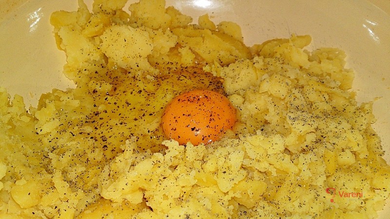 Plněný bramborový koláč se šunkou a sýrem - fotografie 2