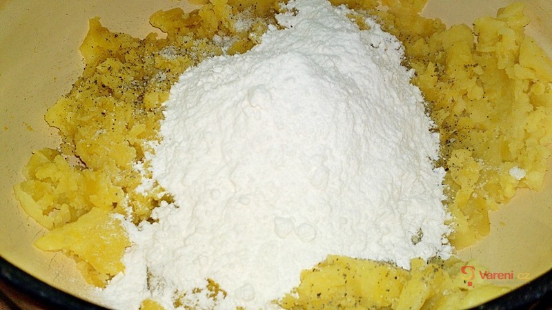 Plněný bramborový koláč se šunkou a sýrem - fotografie 3