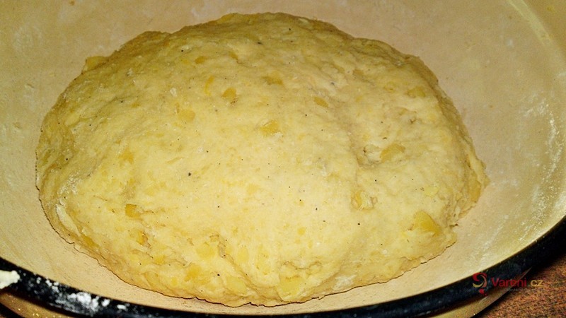 Plněný bramborový koláč se šunkou a sýrem - fotografie 4