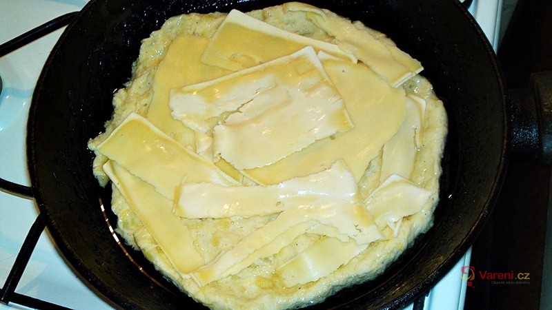 Plněný bramborový koláč se šunkou a sýrem - fotografie 5