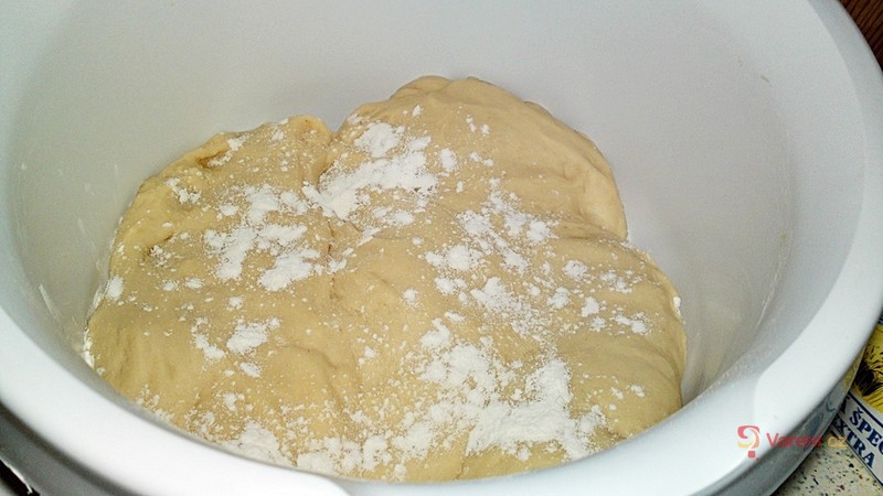 Kynutý čokoládový koláč - fotografie 2