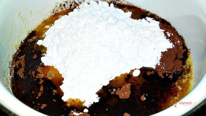 Kynutý čokoládový koláč - fotografie 4