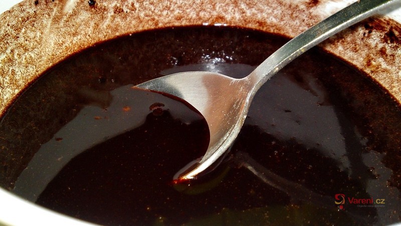 Kynutý čokoládový koláč - fotografie 5