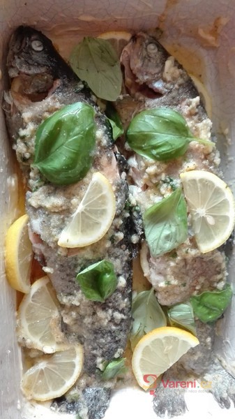 Pstruh s česnekem a bylinkovou krustou - fotografie 3