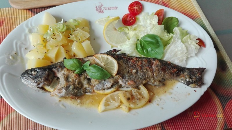 Pstruh s česnekem a bylinkovou krustou - fotografie 2