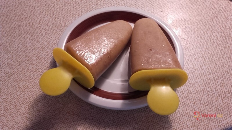 Domácí ovocné nanuky s banánem a jahodami - fotografie 2