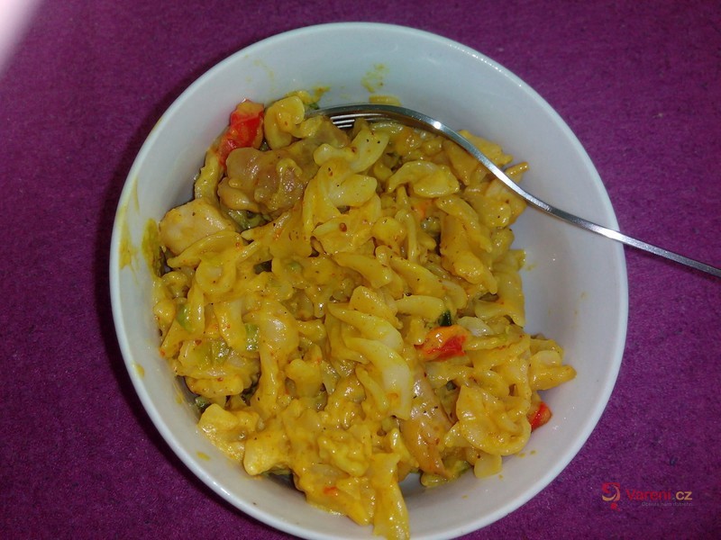 Kari těstovinový salát s kuřecím masem - fotografie 2
