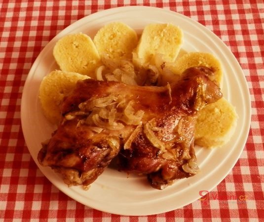 Pečené krůtí stehno s cibulí - fotografie 2