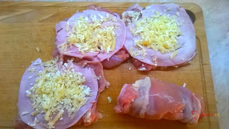 Olomoucký řízek plněný šunkou a tvarůžky - fotografie 2