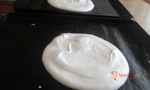 Lahodný bílkový dort s krémem - fotografie 2