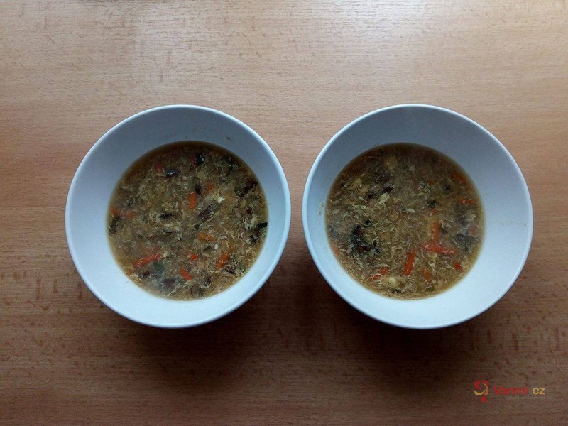 Pikantní polévka s kuřecím masem - fotografie 2