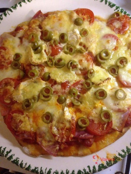 Domácí pizza se šunkou - fotografie 3