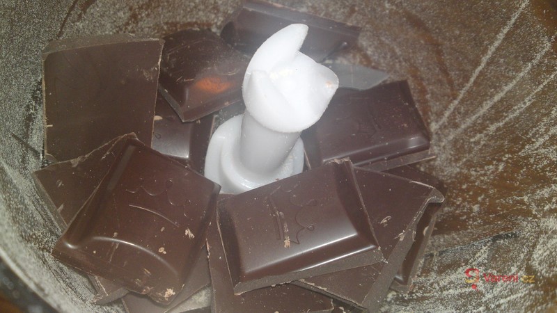 Nepečený dort s krémem a malinami - fotografie 3