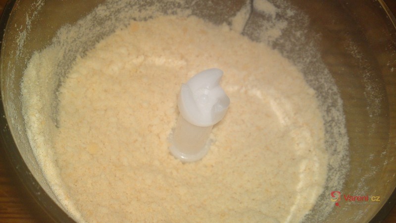 Nepečený dort s krémem a malinami - fotografie 4