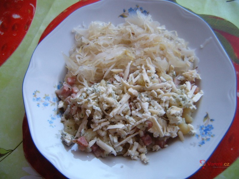 Halušky s uzeninou, zelím a balkánským sýrem - fotografie 3
