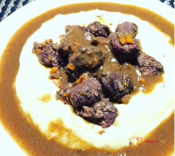 Irská líčka z vepřové pleci na červeném víně s bramborovou kaší - fotografie 2