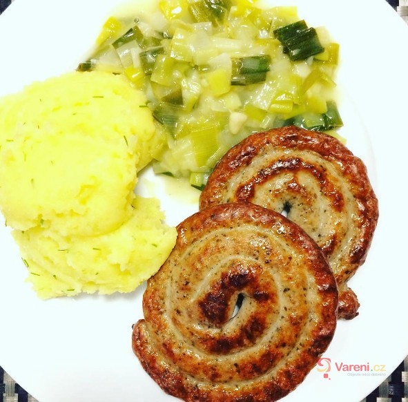 Stočená klobása, křenové brambory a pórková omáčka - fotografie 2