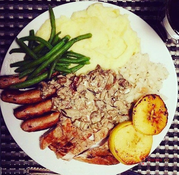 Osmahlá vepřová panenka se stočenou klobásou a masovo-houbovou omáčkou - fotografie 2